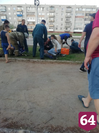 В ДТП под Саратовом иномарки выбросило на тротуар