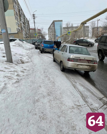 Жители Саратова просят оградить тротуары от автохамов