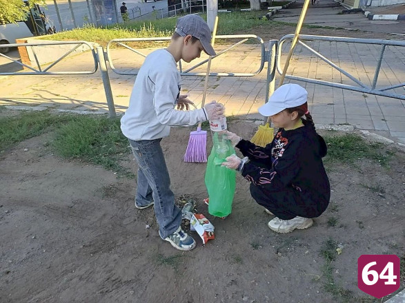 Юные волонтеры убрались около танка-памятника в Саратове