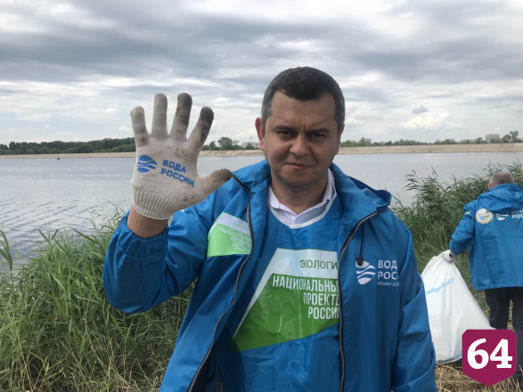 Саратовский чиновник расчистил под мостом сточный коллектор