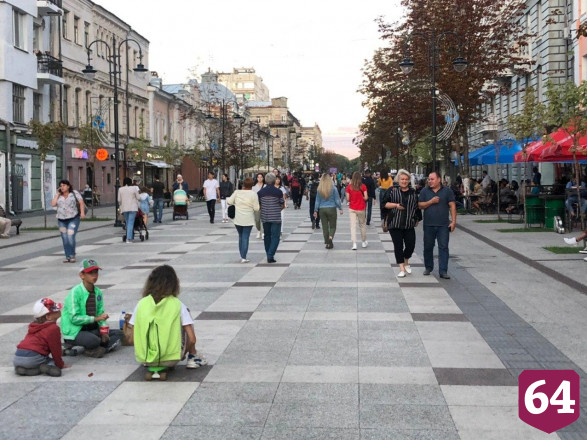 Жители Саратова без масок заполонили проспект Кирова
