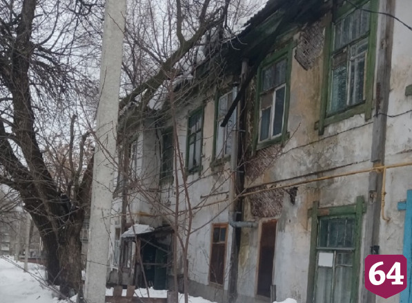 Саратовских чиновников пригласили в гости в полуразрушенный дом