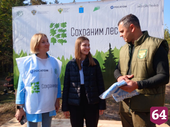 Участнице лесопосадочных работ под Саратовом вручили приз Росприроднадзора