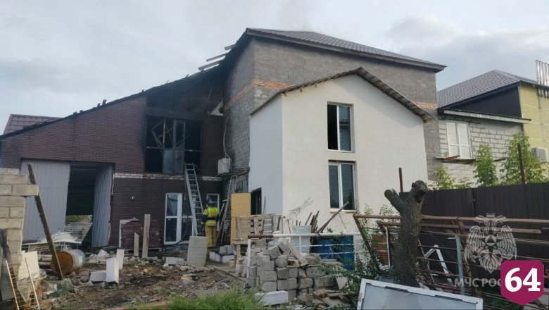 В Энгельсе горел пристроенный к магазину дом