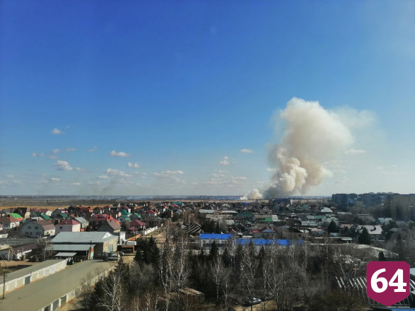 Летный городок заволокло дымом из-за возгорания камыша
