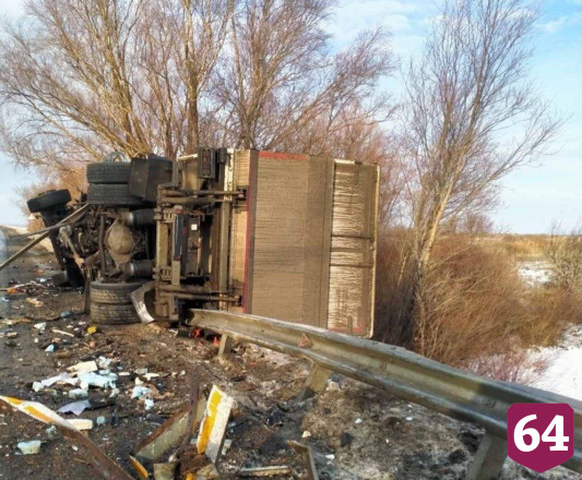 В аварии с грузовиками и легковым автомобилем погибли 2 человека