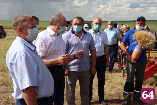 Депутат Госдумы на комбайне собрал первый урожай с саратовских полей