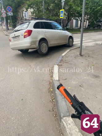 Иномарка угодила в провал на дороге в центре Саратова