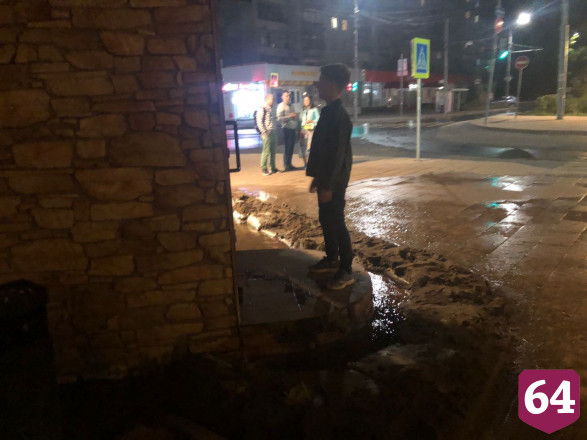 Улицу Рахова больше двух недель заливает водой