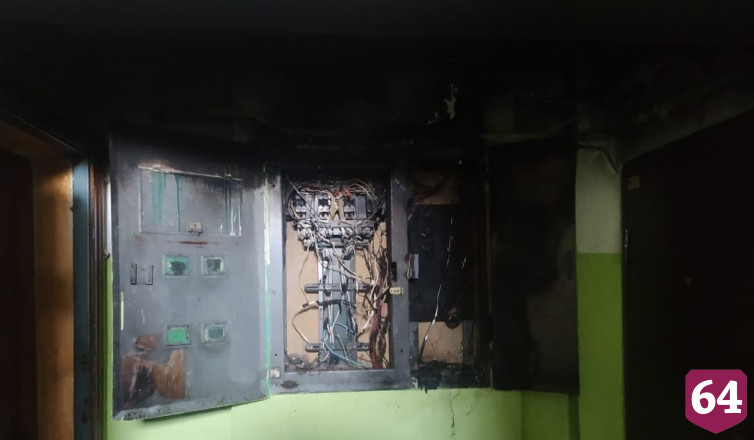 Жильцов эвакуировали из-за вспыхнувшего в подъезде электрощита  