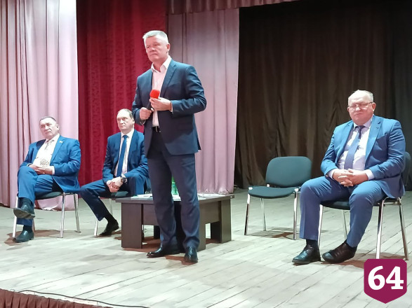Саратовских чиновников призвали отремонтировать крышу учительнице