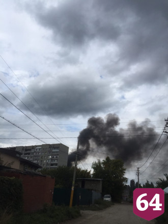 В Заводском районе рядом с жилым домом горят сараи