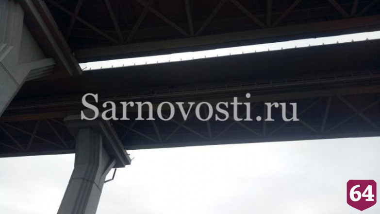 В Саратове мужчина с пивом пытался спрыгнуть с моста