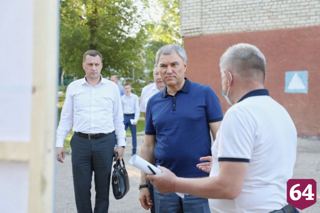 Володин с жителями выбрали улицы для ремонта тротуаров