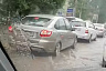 Житель Саратова катался во время потопа на доске с веслом