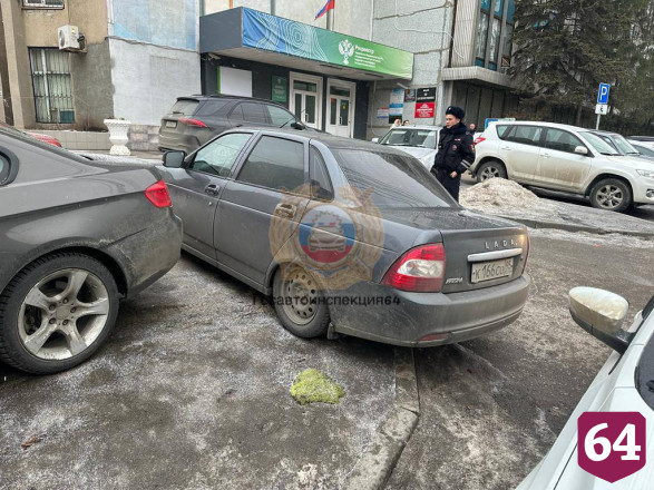 В центре Саратова инспекторы ГИБДД эвакуировали машины автохамов