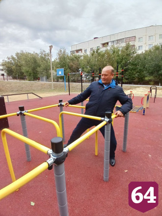 В саратовском поселке построили спортплощадку с окопом