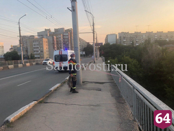 Специалисты обследуют саратовский мост с обрушившимися перилами 