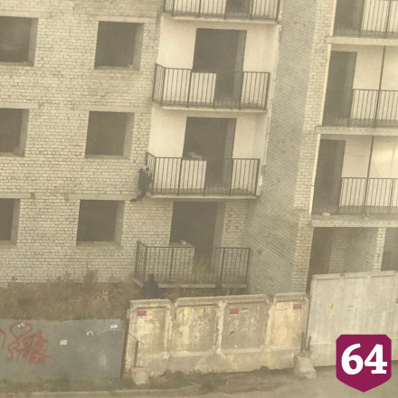 Саратовцев встревожили развлечения школьников на заброшенной стройке