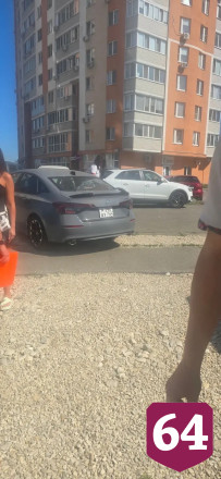 В Энгельсе супругам повредили автомобили из-за парковки