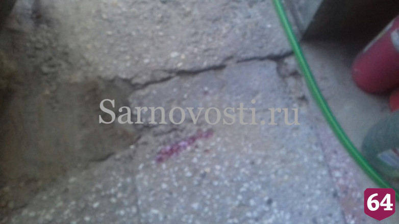 В центре Саратова мужчина спасал чужую машину и повредил руку