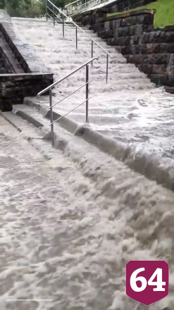 Жители в грозу сняли водопад на набережной Саратова