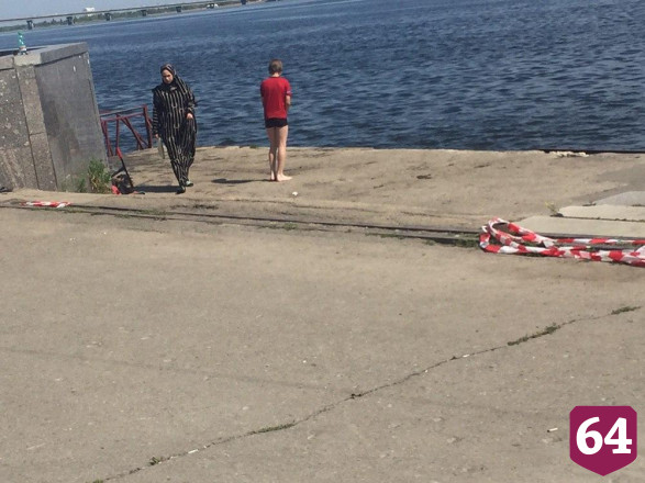 В Саратове подростки на самоизоляции устраивают заплывы у ротонды