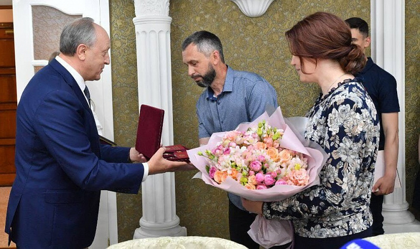 Саратовскую многодетную семью наградили орденом «Родительская слава» 