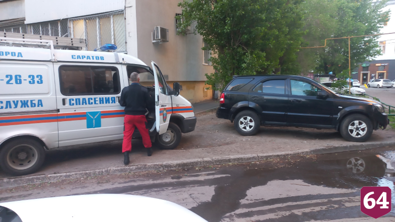В многоэтажке в центре Саратова затопило подвалы
