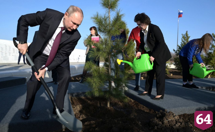 Владимир Путин оставил автограф в книге почетных гостей Парка покорителей космоса