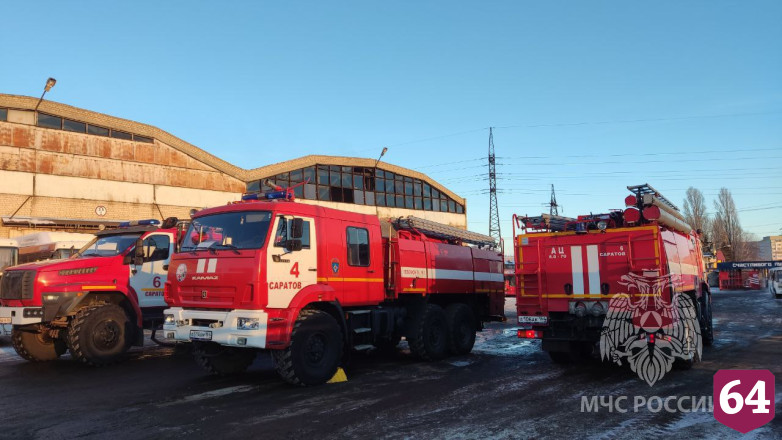 В Саратове из горящего автобусного парка эвакуировали 12 человек