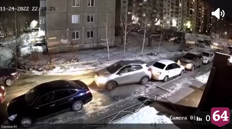 Автоледи разбила две машины при парковке в Саратове