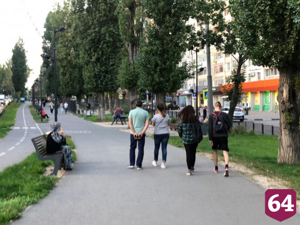 Жители Саратова вышли на вечернюю прогулку без масок