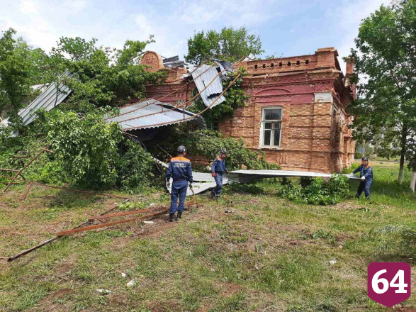 В Питерском районе от урагана пострадали больница и школа