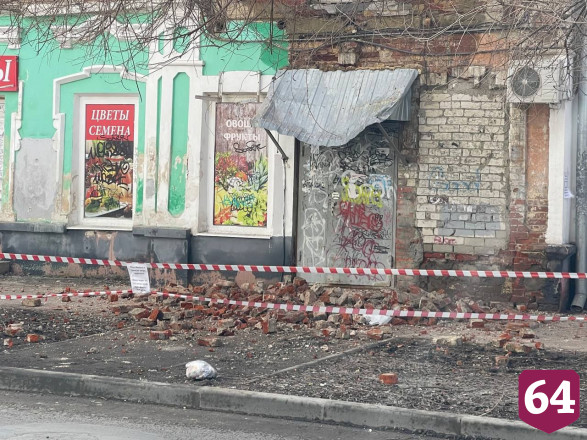 В центре Саратова обрушился фасад памятника архитектуры