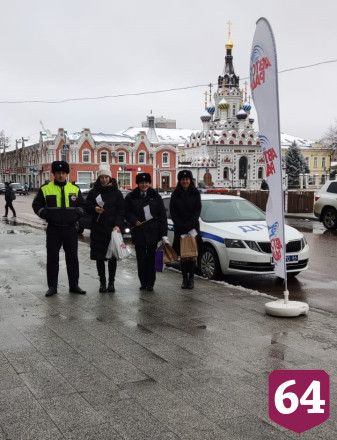 Саратовские автоинспекторы вручили подарки ответственным водителям