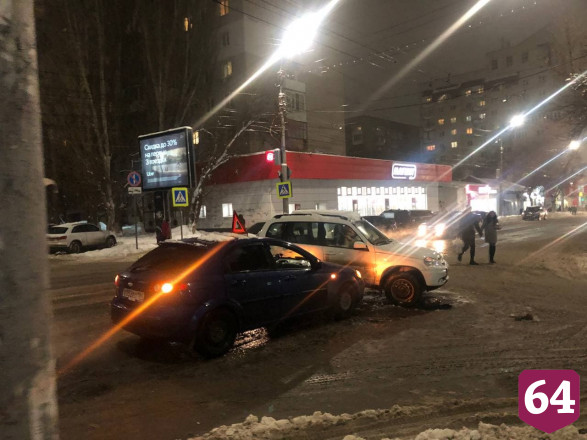 В центре Саратова учебный автомобиль протаранил внедорожник