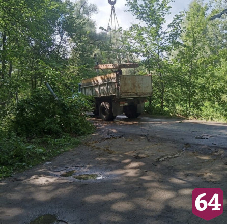 Въезд на пляж под Саратовом перегородили бетонными плитами