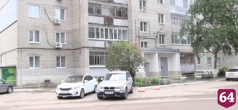 В Саратове пенсионерка сбросила курьеру мошенников деньги из окна