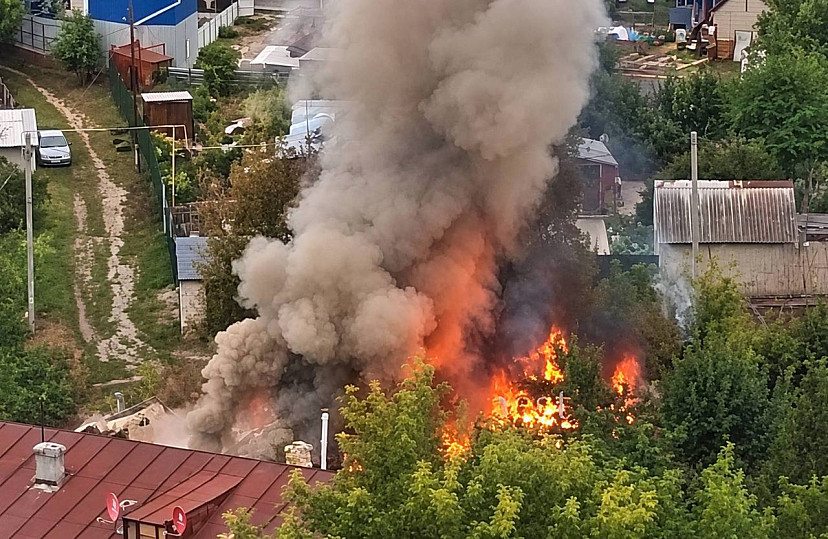 В Саратове горят сарай и гараж