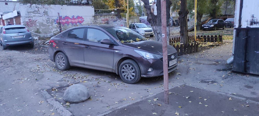 В Саратове автохам отправил мать с коляской в грязь