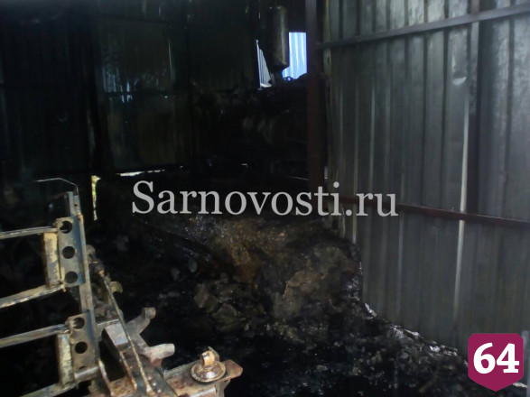 Саратовские пожарные тушили полыхающий ангар предприятия