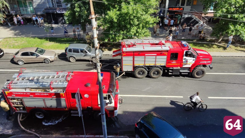 Два человека отравились на пожаре в центре Саратова