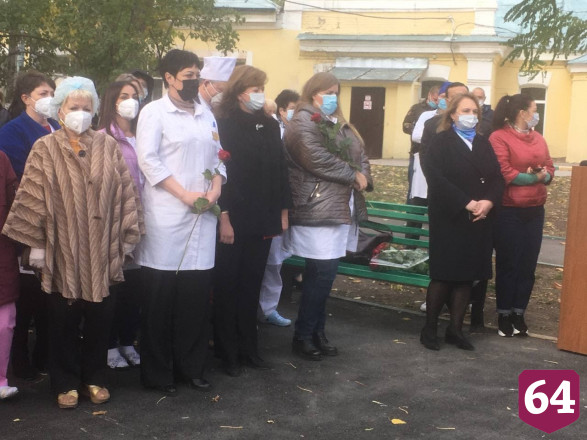 В Саратове открыли стелу медицинским работникам