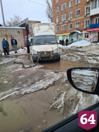 Жители Энгельса попросили привести в порядок дорогу «после бомбежки»