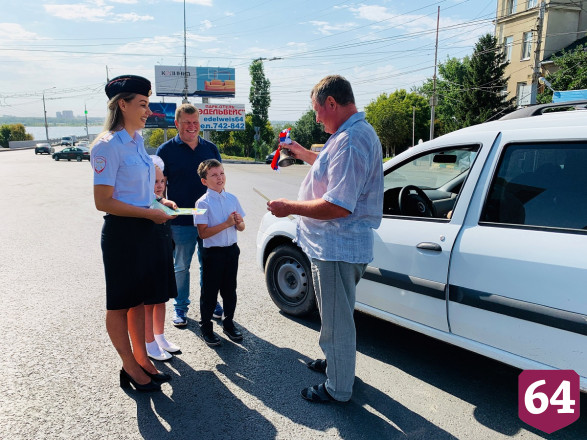 В День знаний школьники на дороге читали водителям стихи 