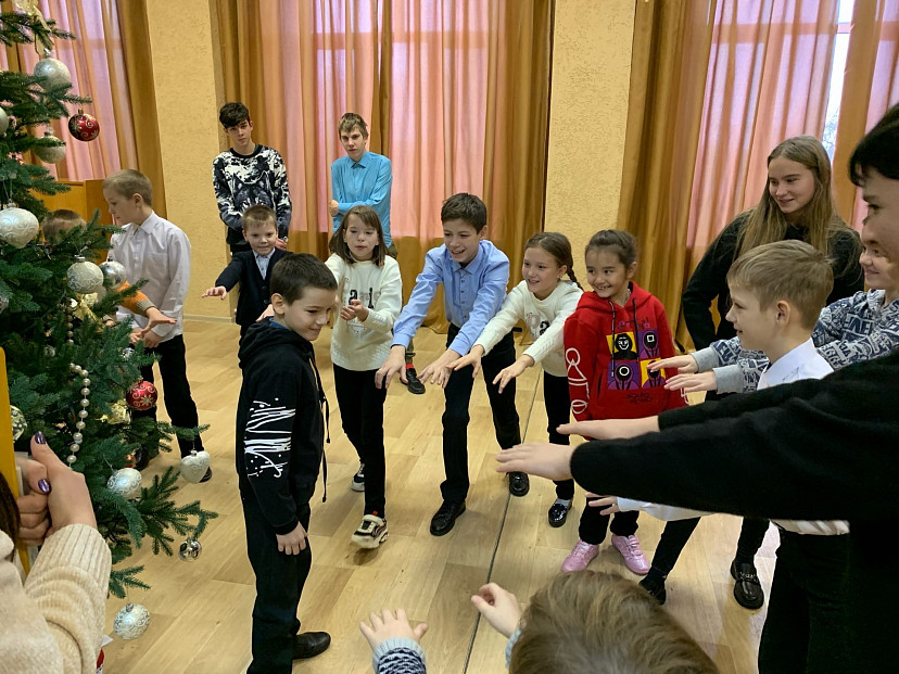 Саратовцы собрали детям подарки по «цепочке добра»