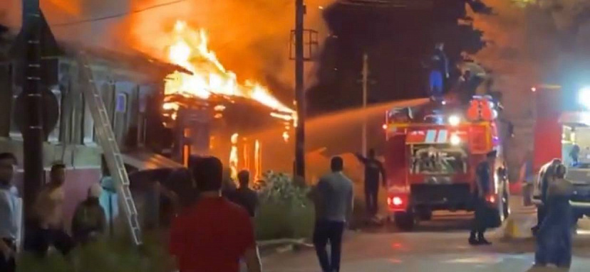 В центре Саратова полыхает частный дом