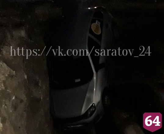 В Саратове ночью автомобиль такси попал в коммунальную траншею 