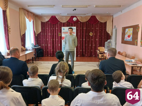 Воспитанники детского дома познакомились с именитым саратовским боксером 